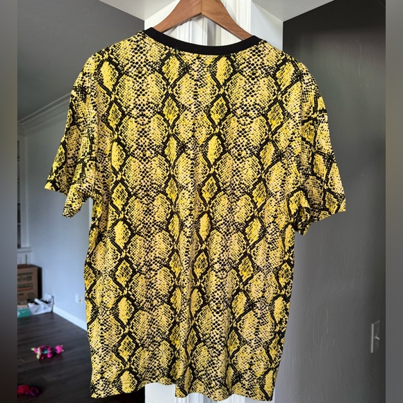 Nike Air Women Basketball Fly Snake Print T-Shirt Loose Yellow Black Medium - Picture 2 of 3